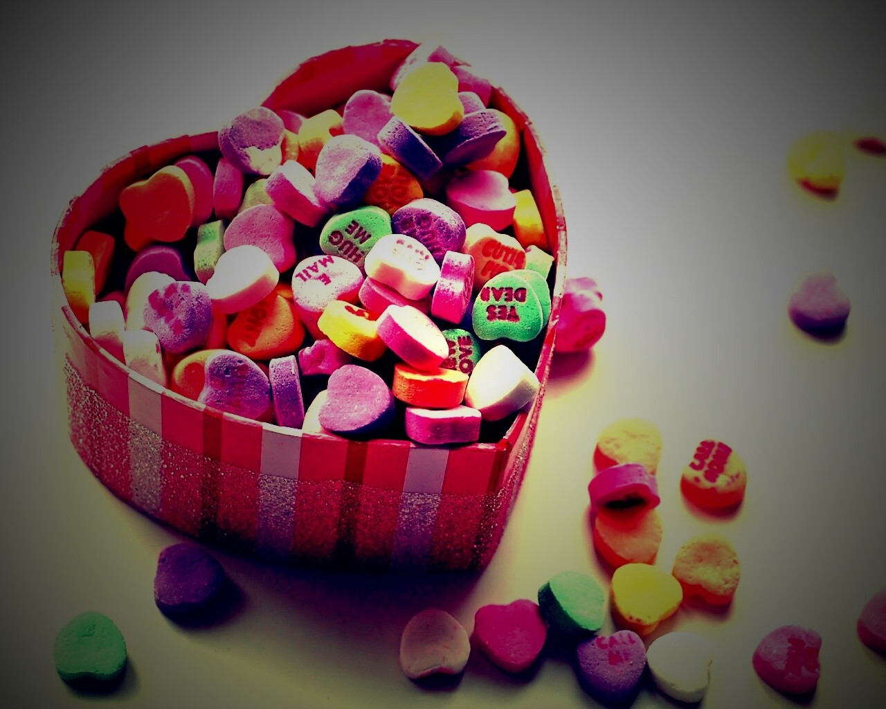 Конфеты в форме сердца обои