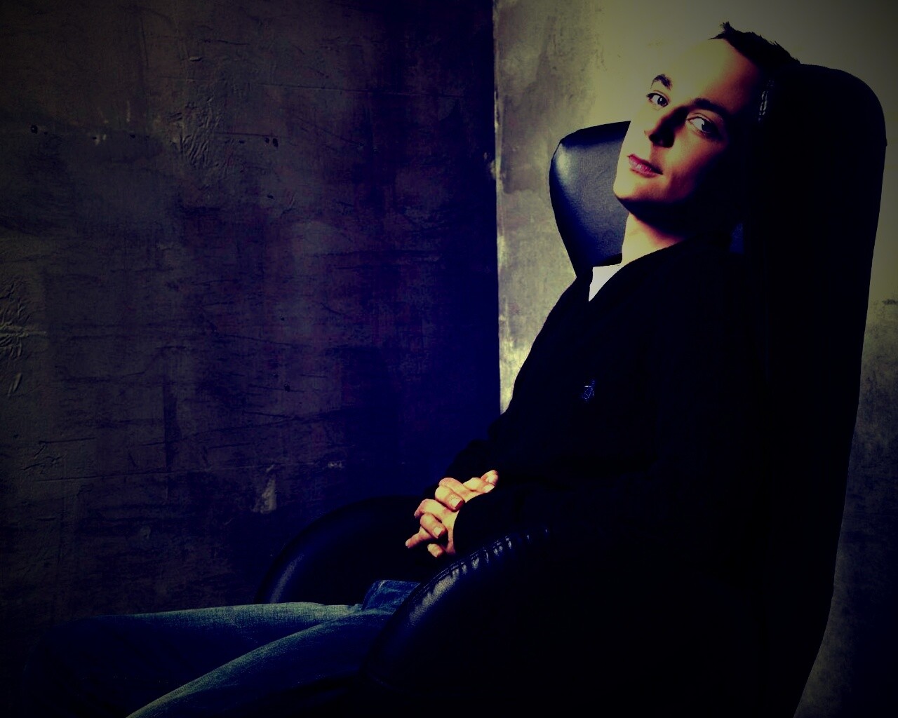 Джим Парсонс в крселе обои