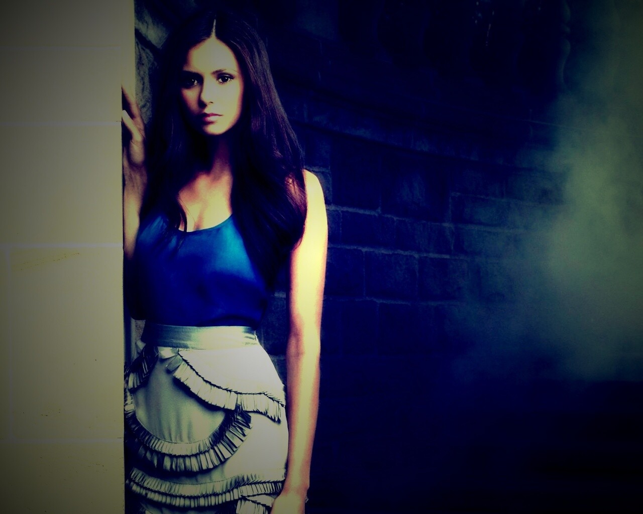 Девушка на лестнице обои