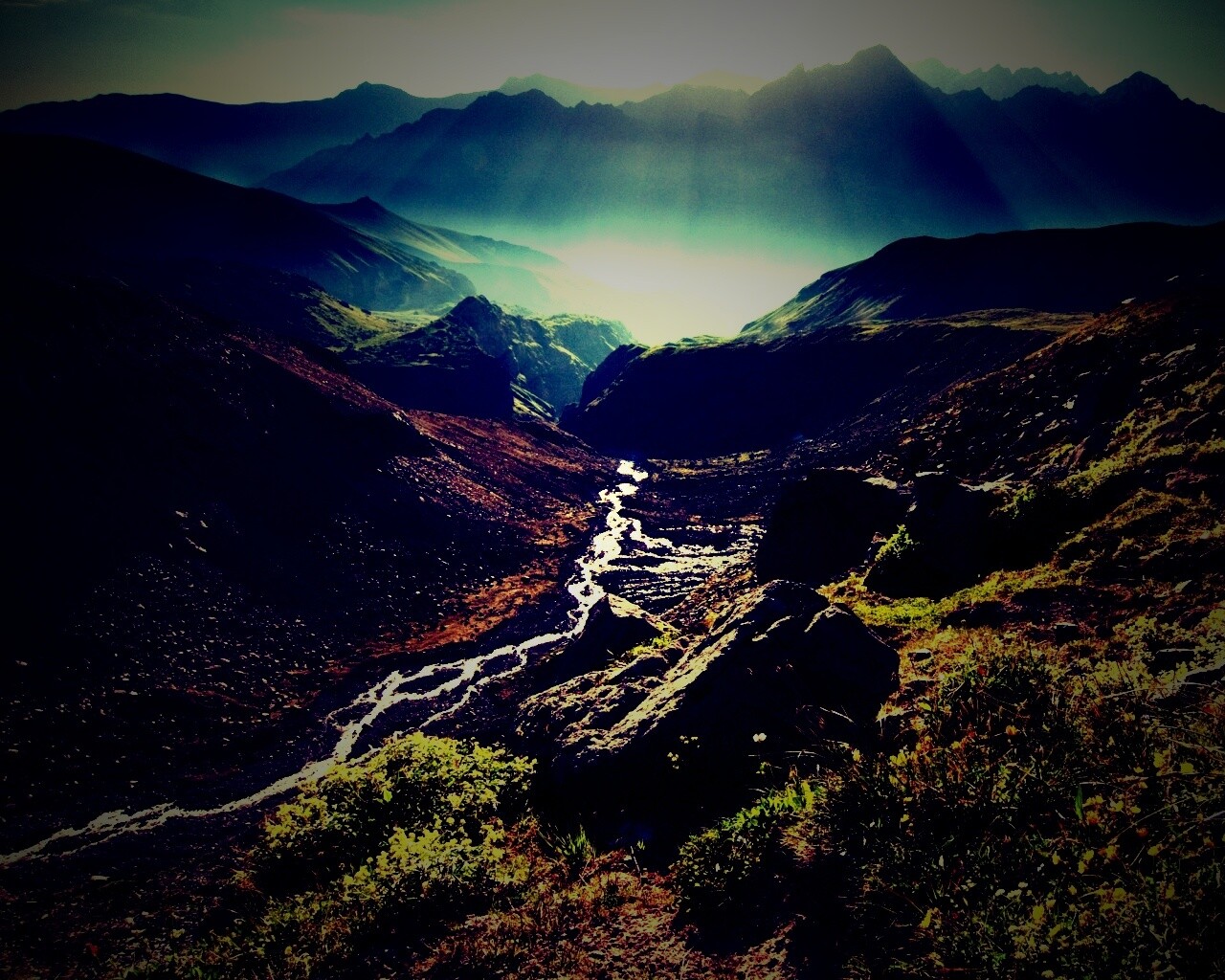 Горы и ручей обои