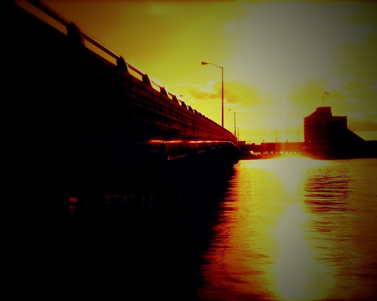 Залитый солнцем мост обои