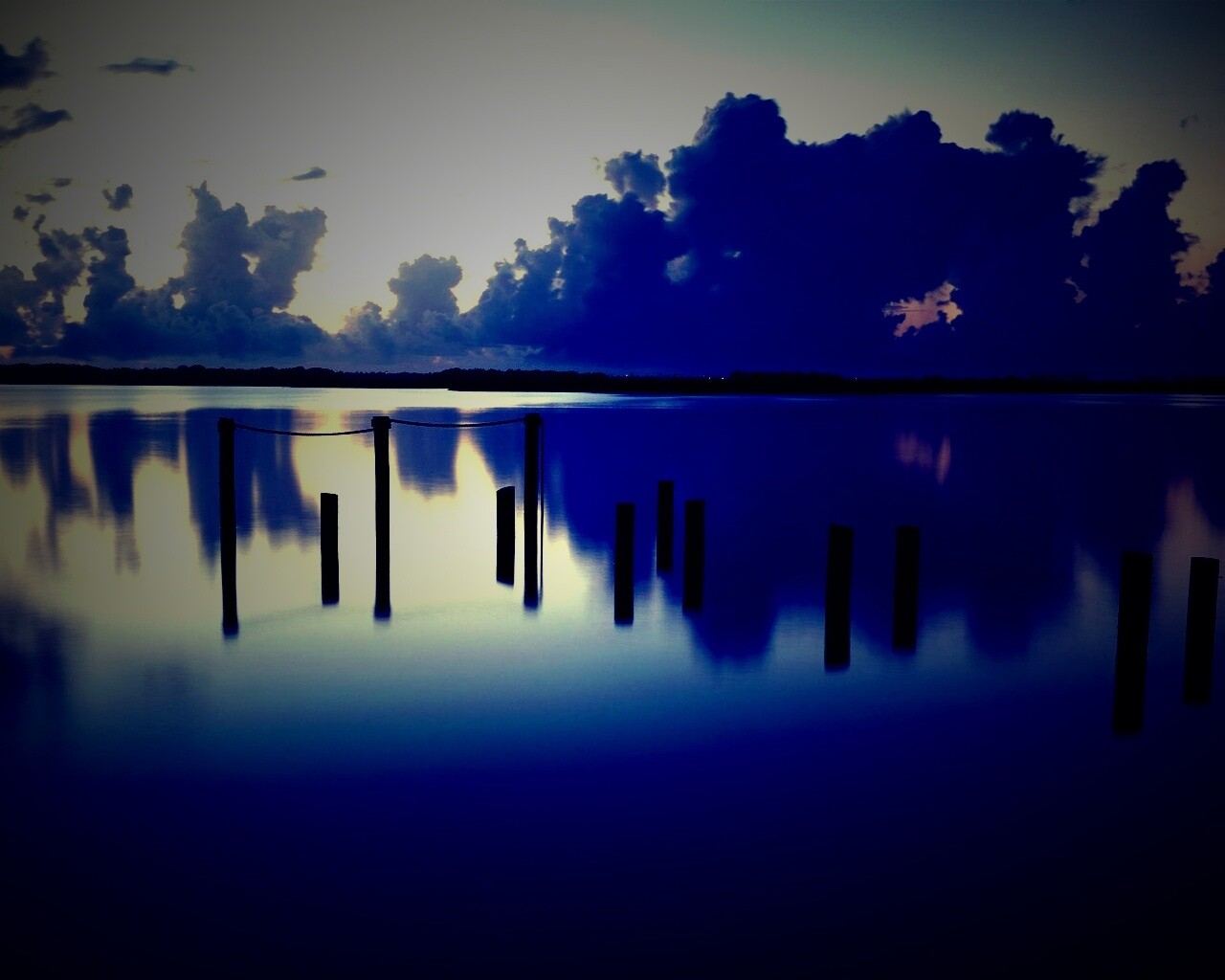 Остров вдалеке обои