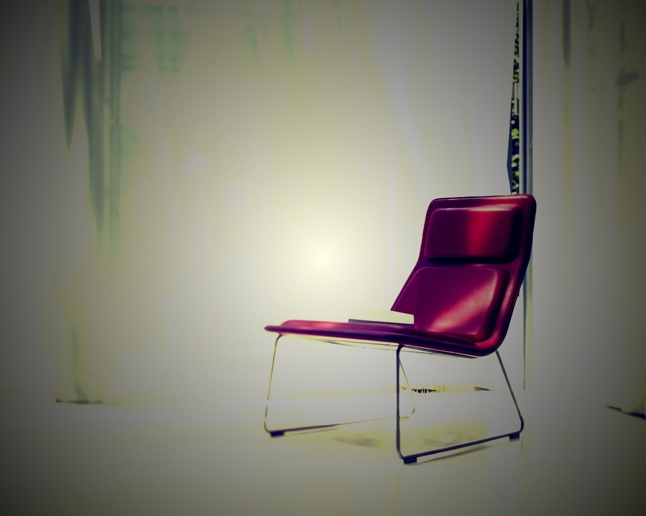 Стул перед занавеской обои