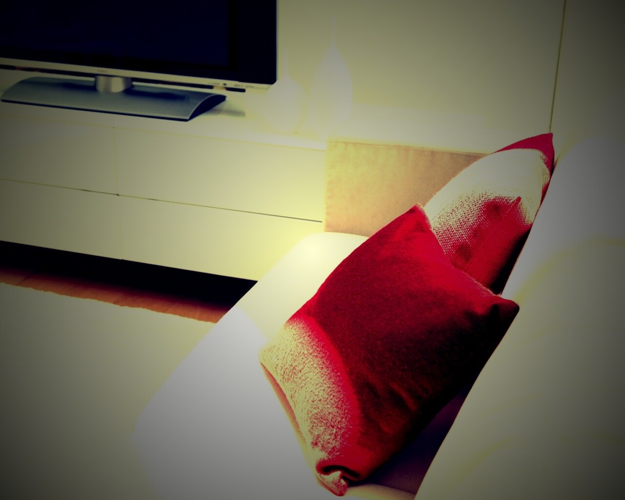 Подушки на диване обои