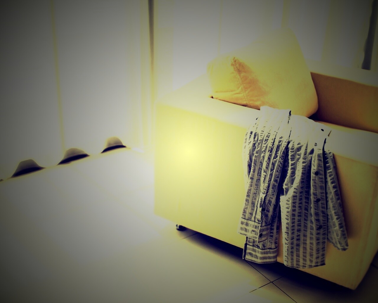 Рубашка на кресле обои