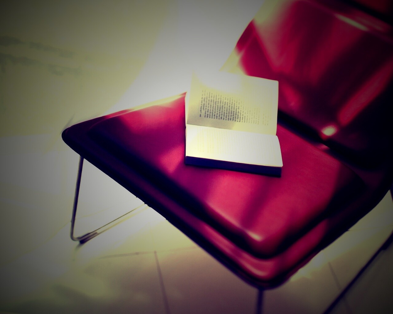 Книга на стуле обои