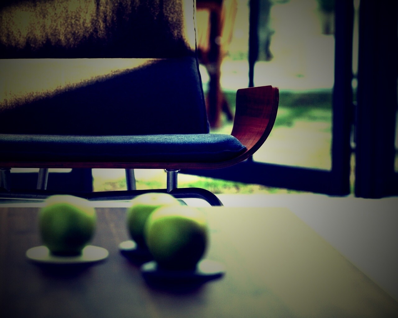 Яблоки на столе обои