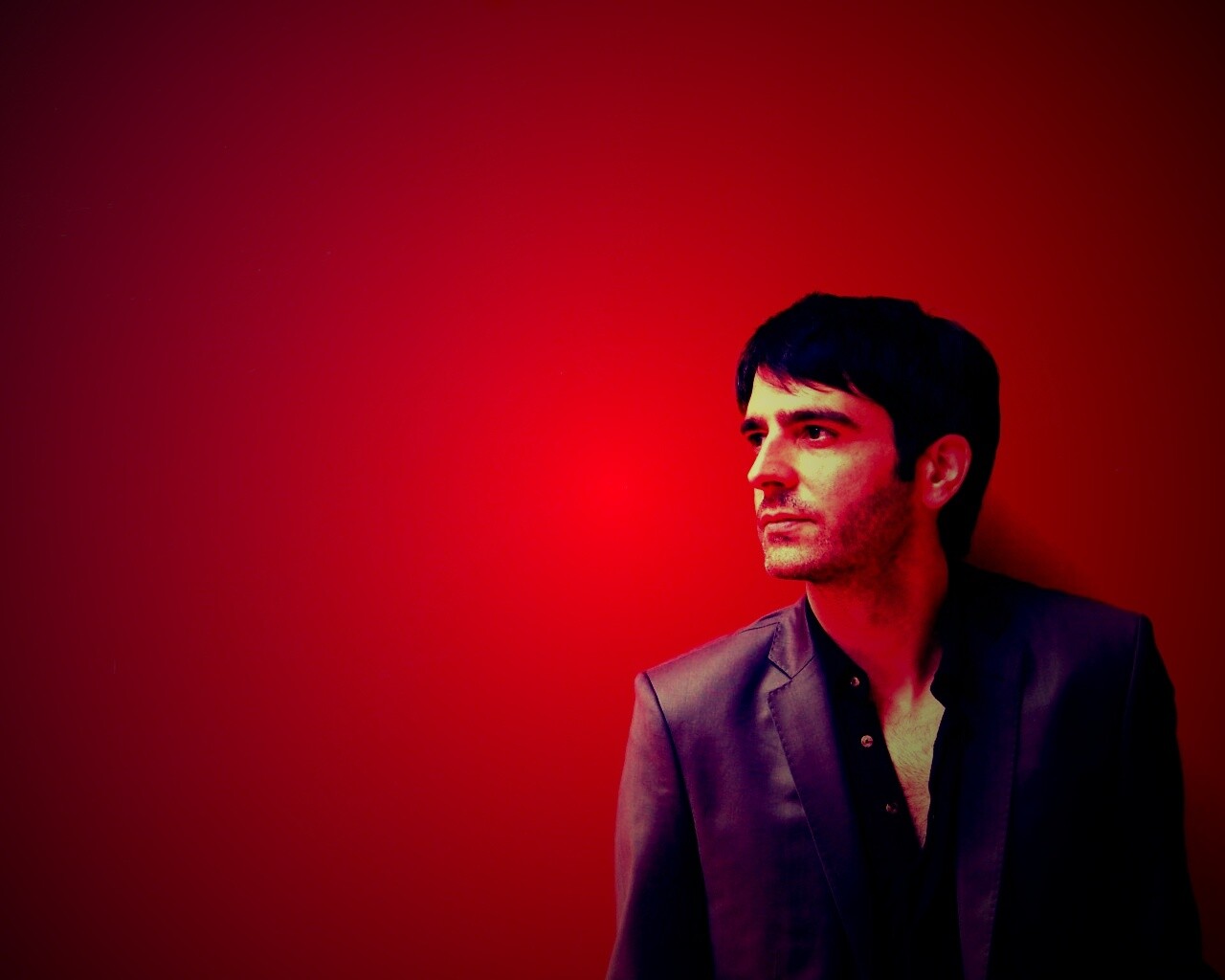 На красном фоне обои