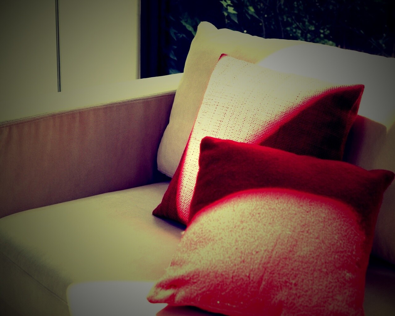 Красные подушки обои
