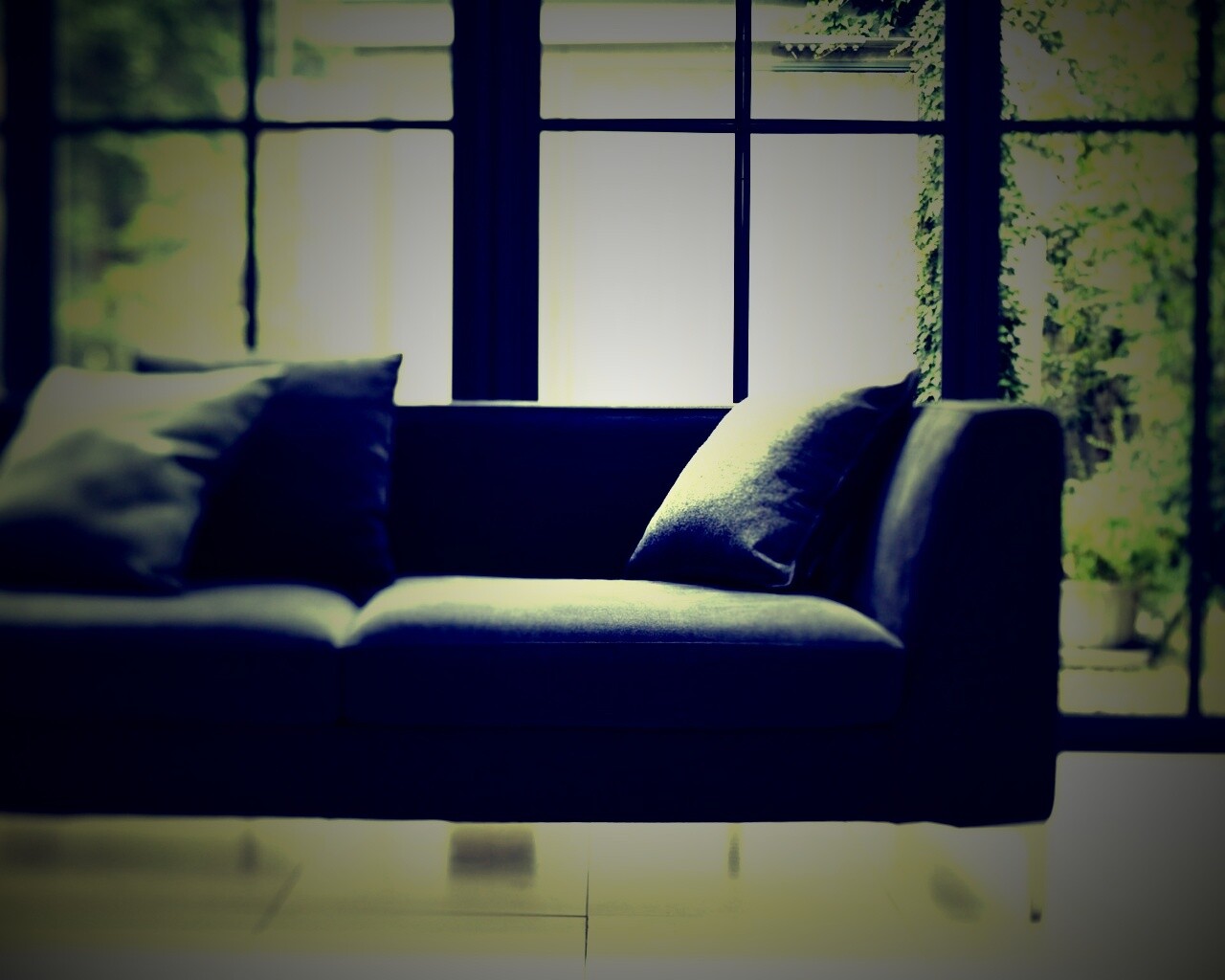 Диван в комнате обои