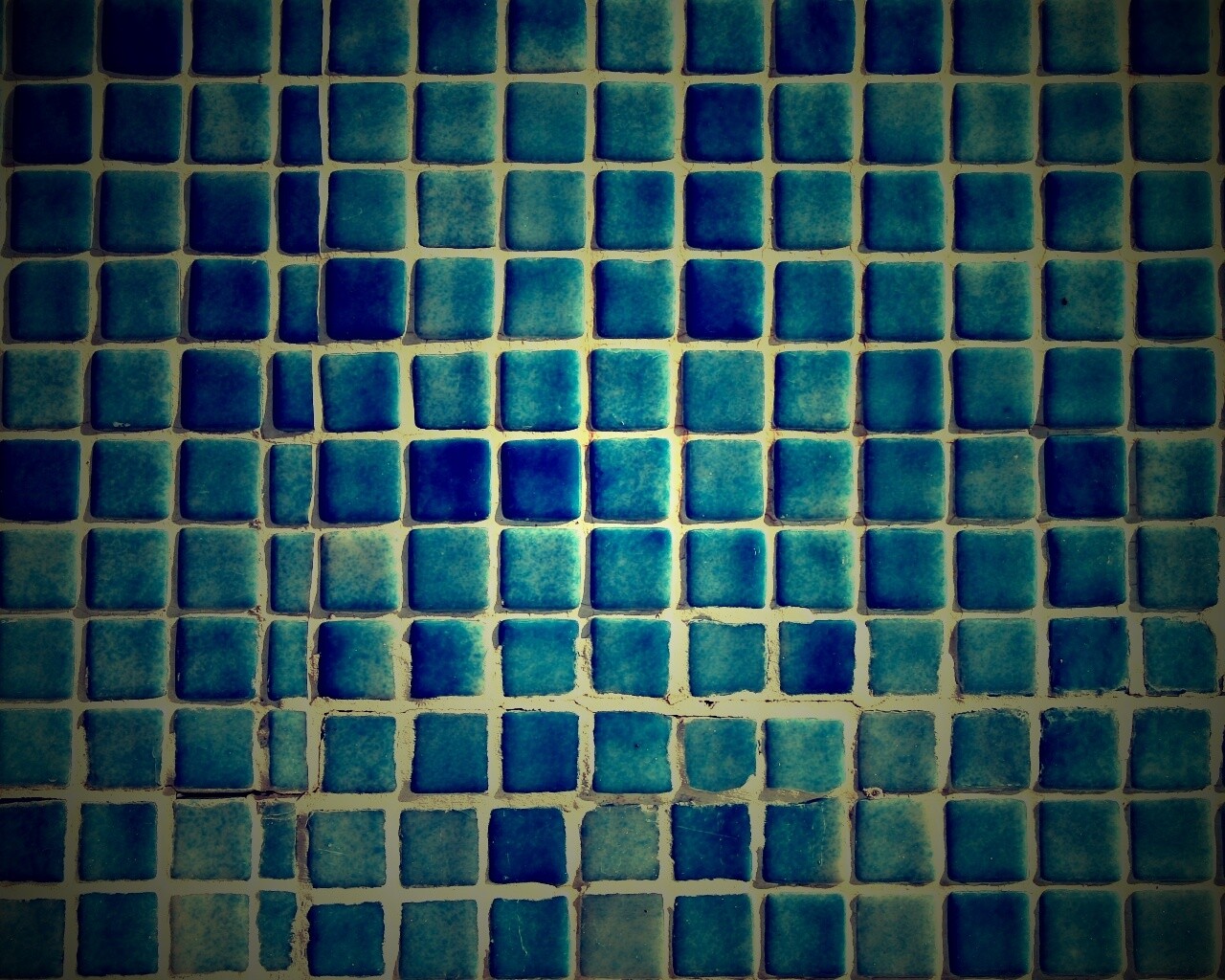 Мелкая голубая плитка обои