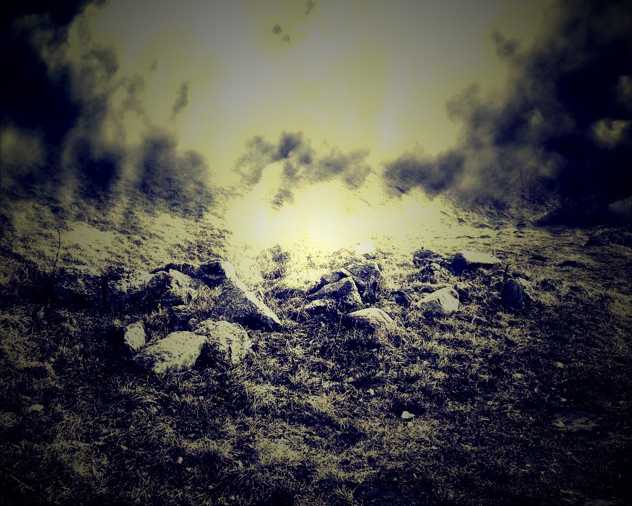 Камни под туманом обои