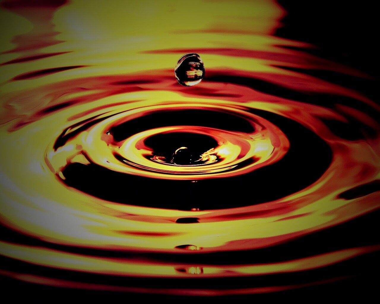 Капля падает в воду обои