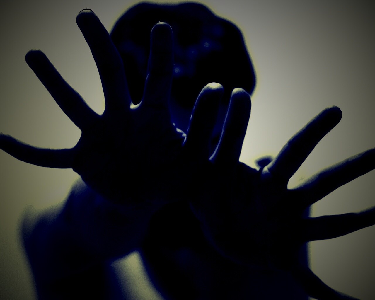 Руки тянутся к тебе обои