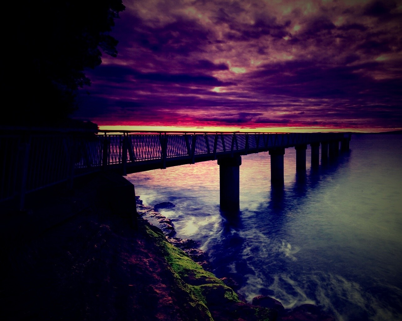 Уходящий в даль причал обои