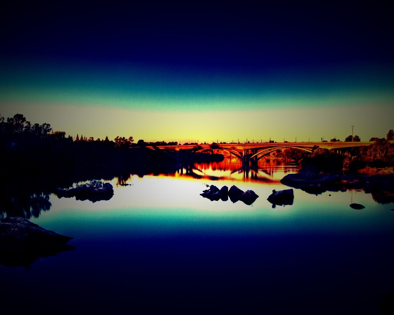 Мост через живописную реку обои