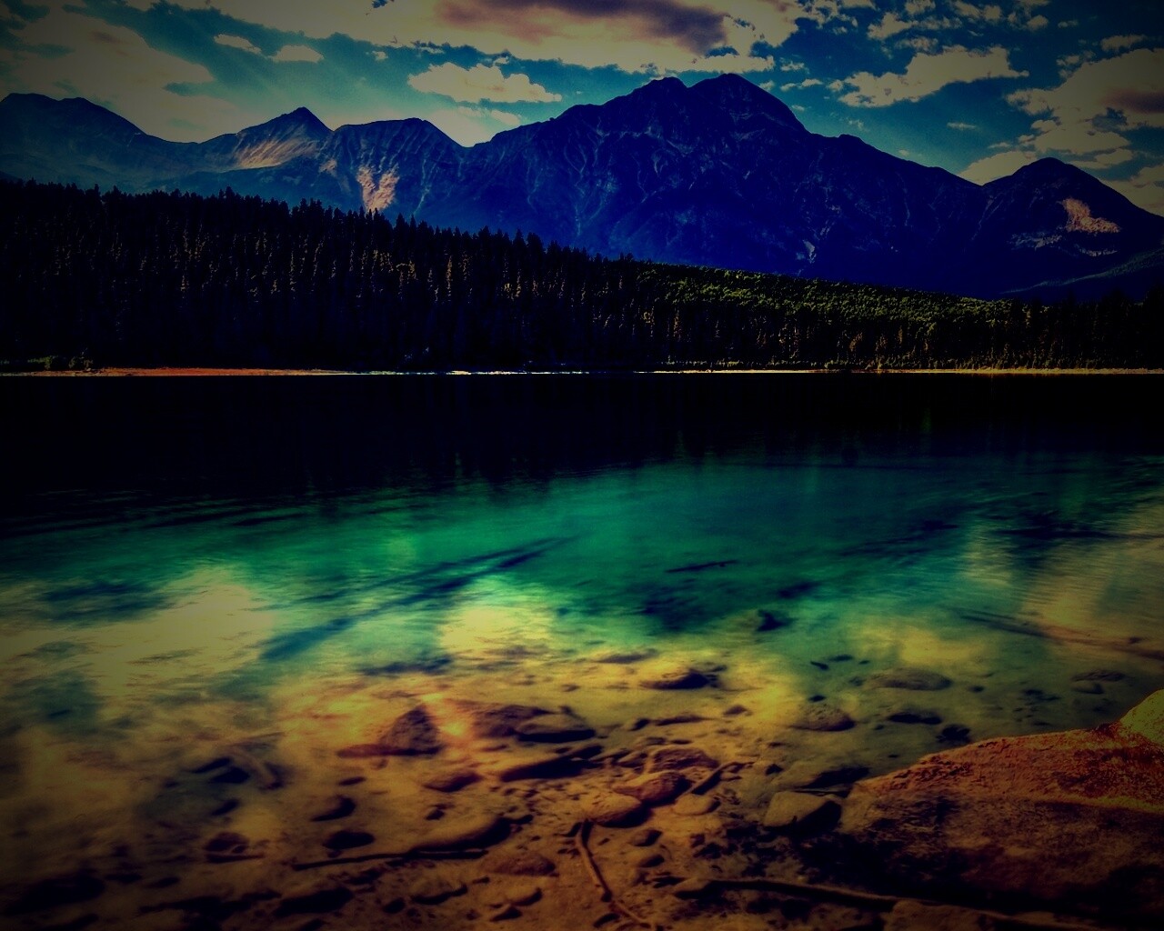 Зеленое озеро обои