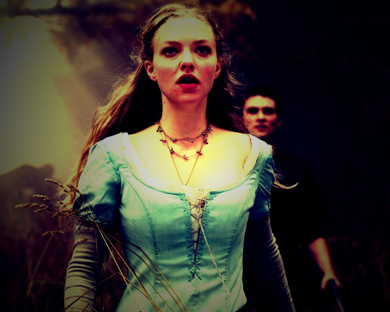 Аманда Сейфрид в Красной Шапочке обои