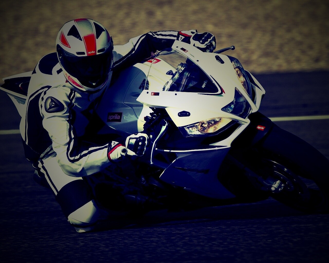 Байкер в белой экиперовкена Априлия РСВ4 обои