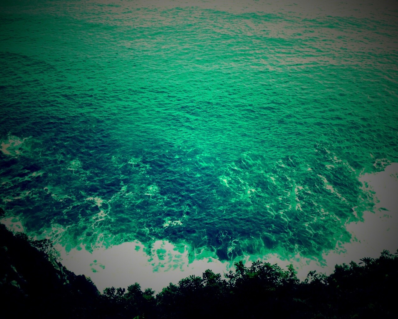 Утёс у красивого моря обои