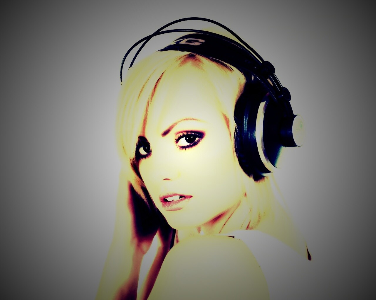 Девушка в наушниках обои