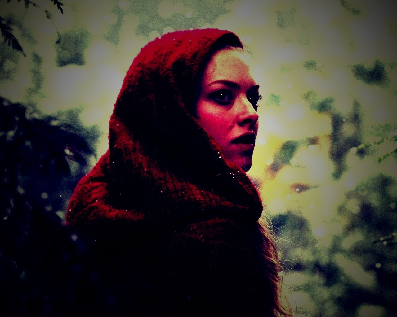 Amanda Seyfried in Red Riding Hood обои