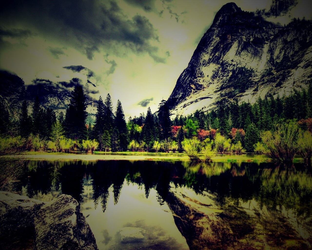 Красивый вид на маленькое горное озеро обои