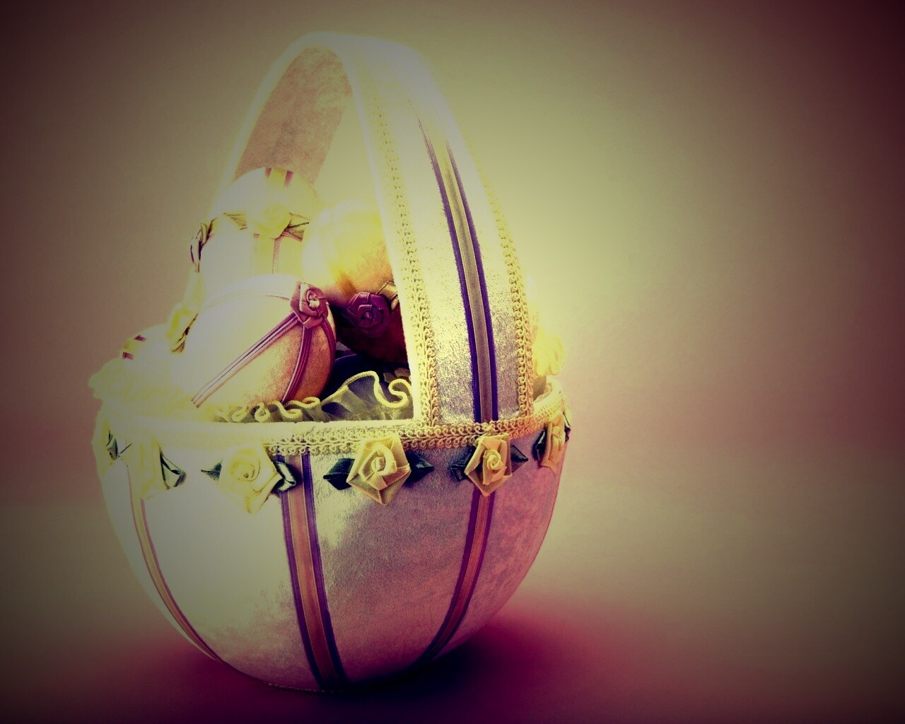 Пасхальная корзина с яйцами обои