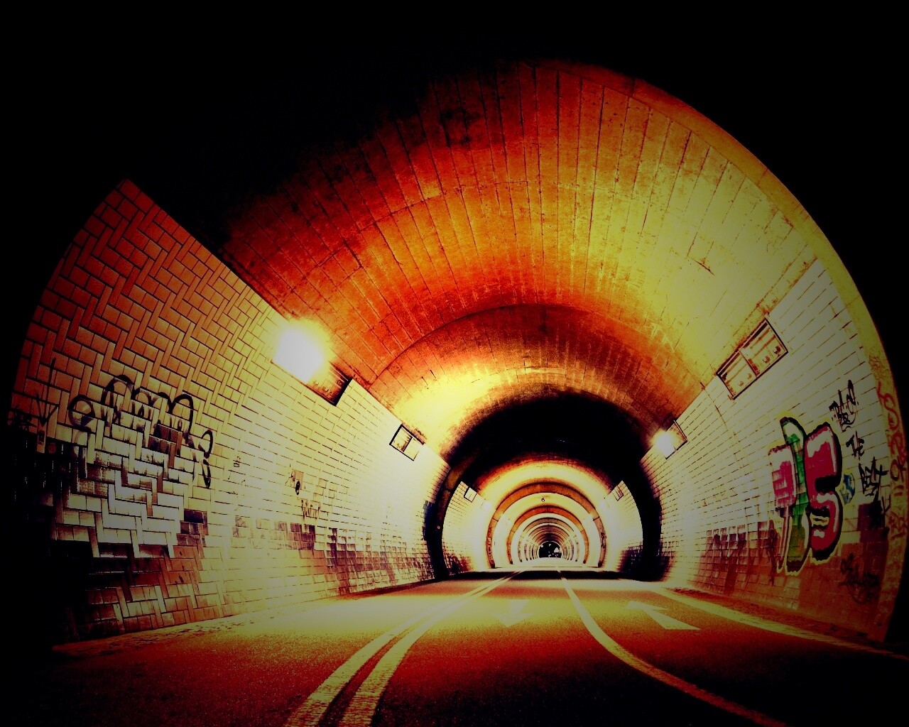 Тоннель и граффити на стенах обои