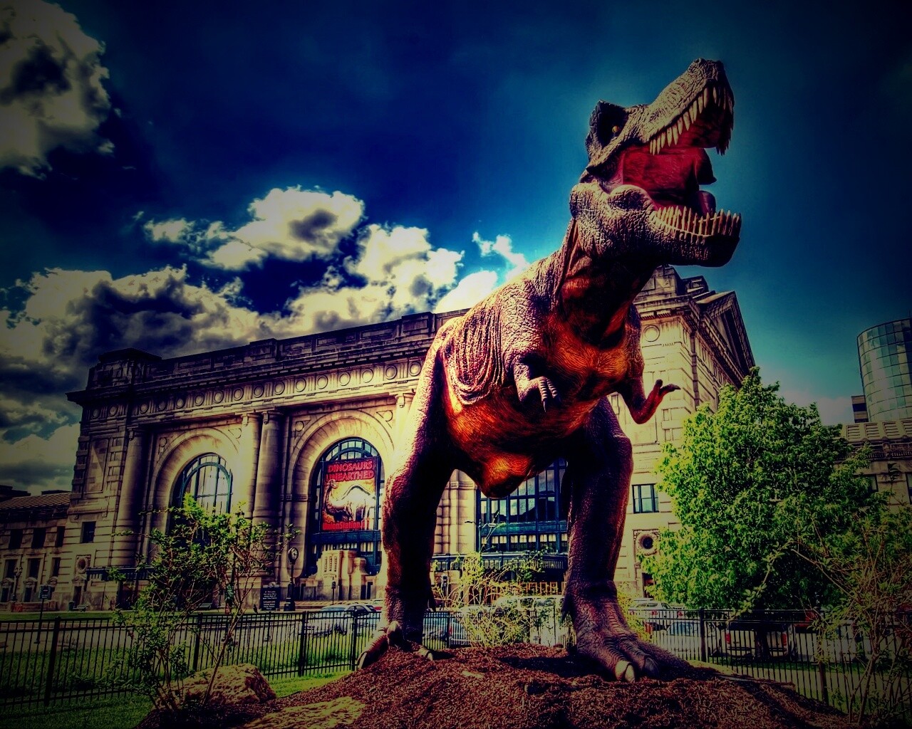 Скульптура динозавра рядом с музеем рептилий обои