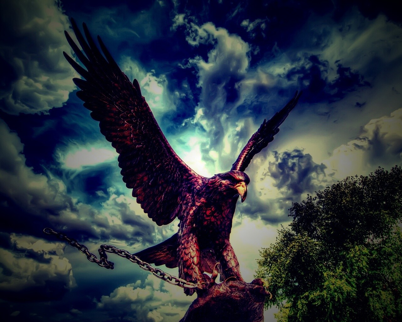 Скульптура орла с цепью в когтях обои