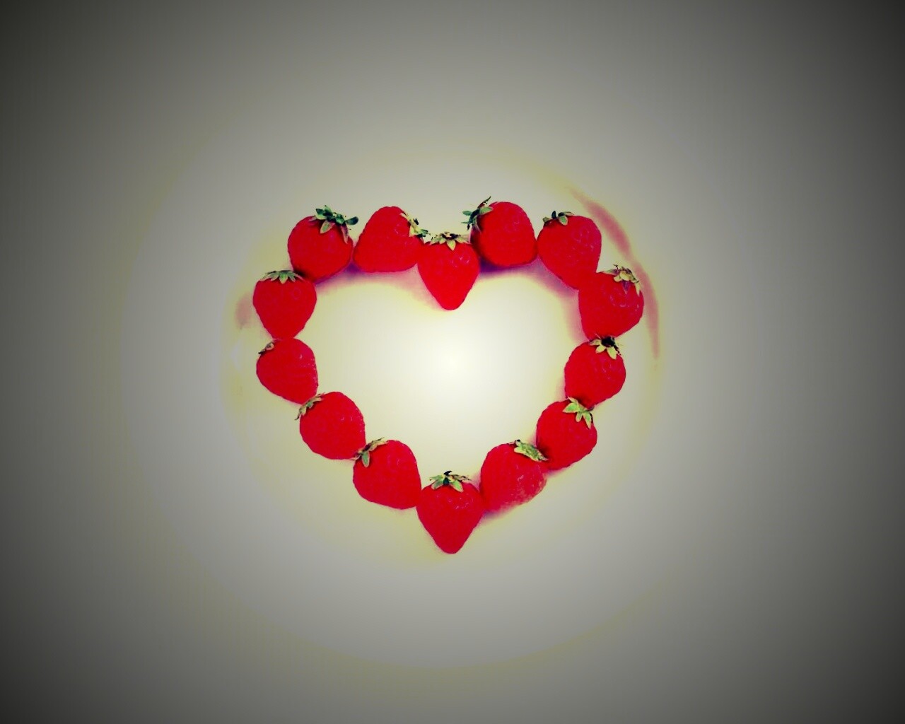 Тарелка с сердечком из клубники обои