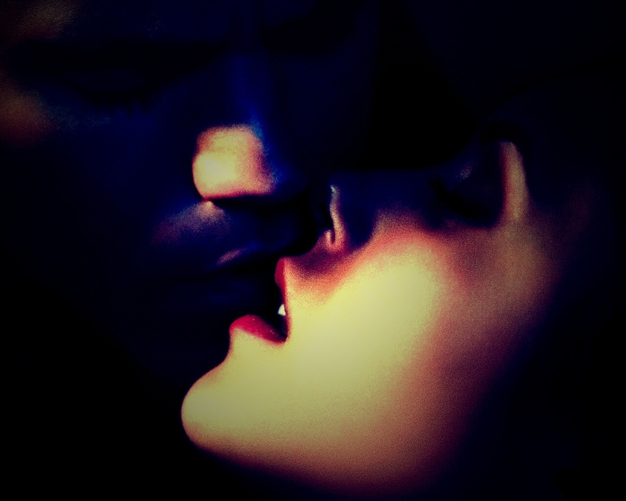 Поцелуй из Дневников Вампира обои