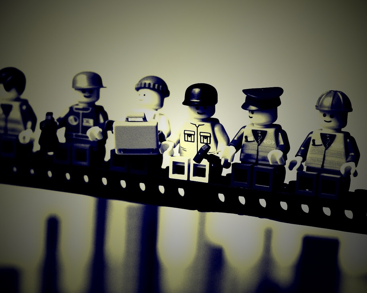 Lego строители обедают на балке обои