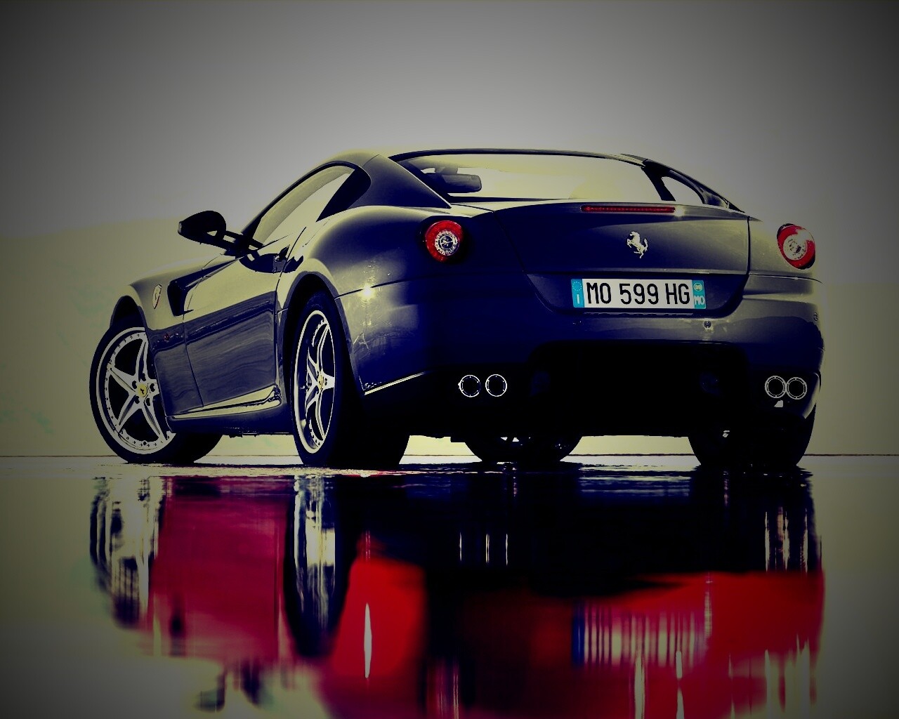 Ferrari в отражении обои