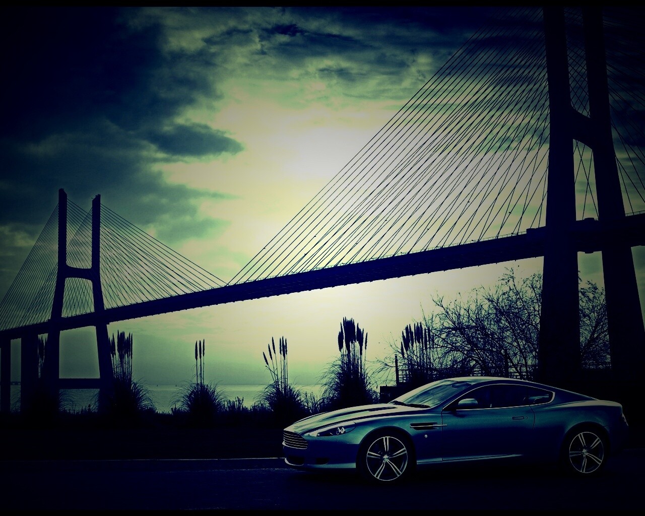 Aston Martin на фоне моста обои