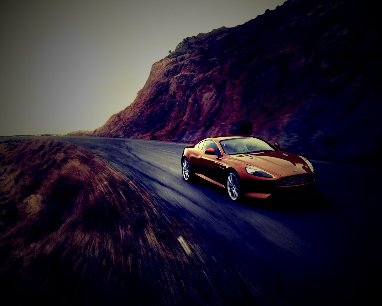 Aston Martin в горах обои