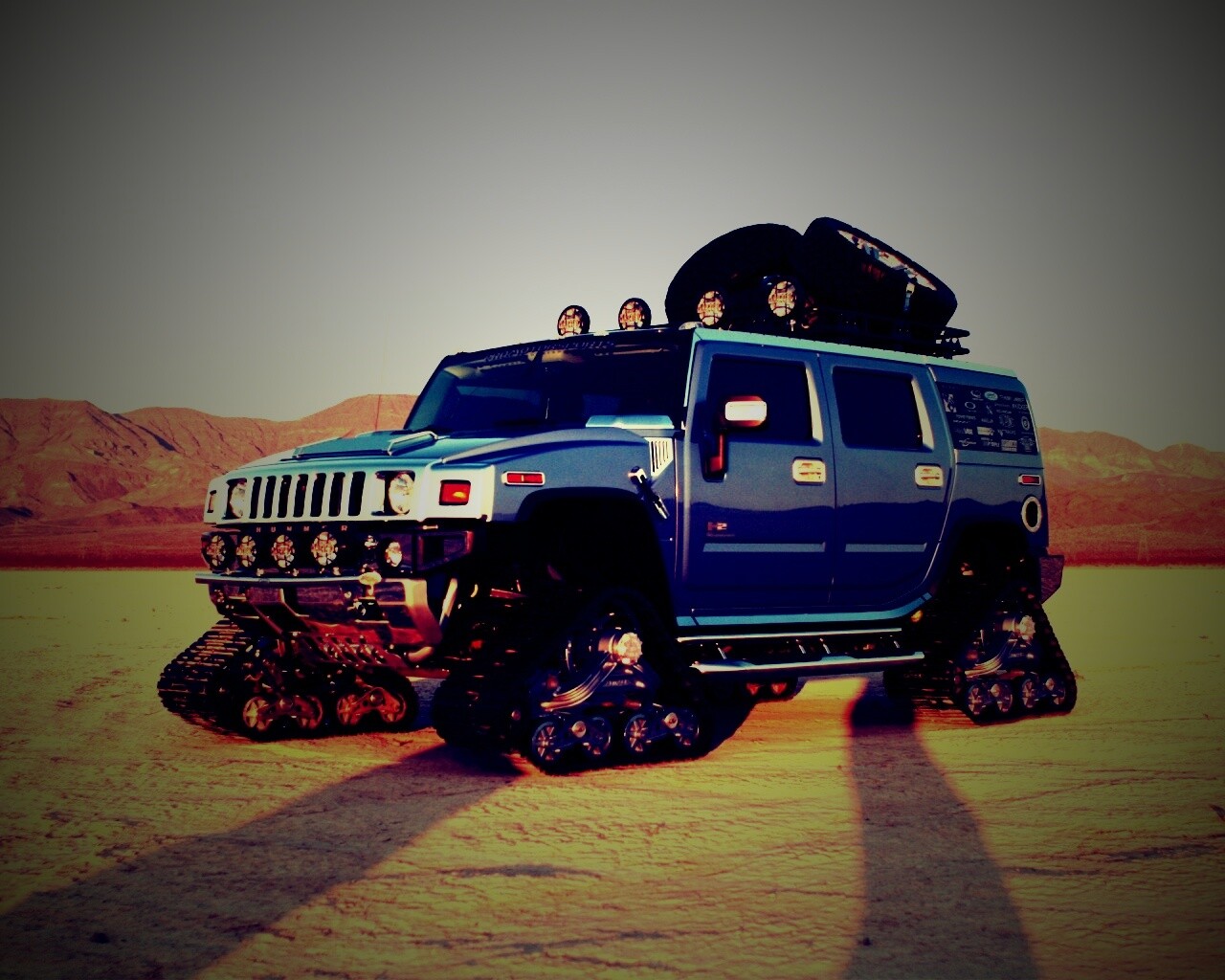 Hammer на гусеницах обои