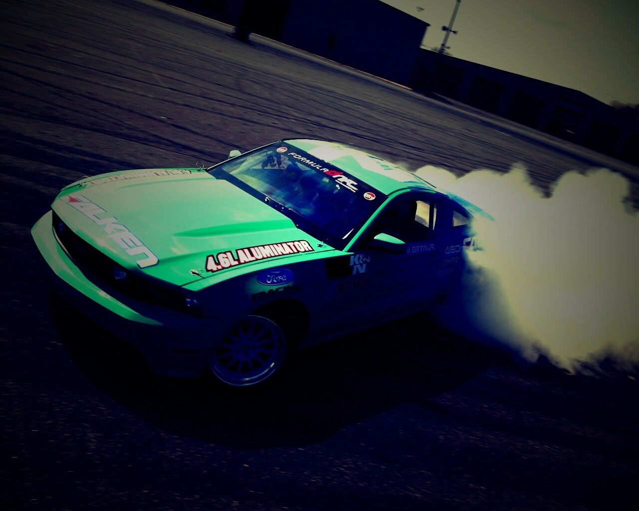 Мустанг дрифтует обои