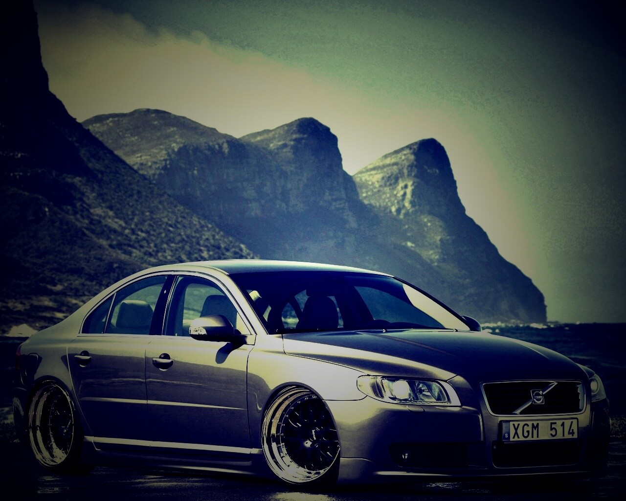 Вольво на берегу обои