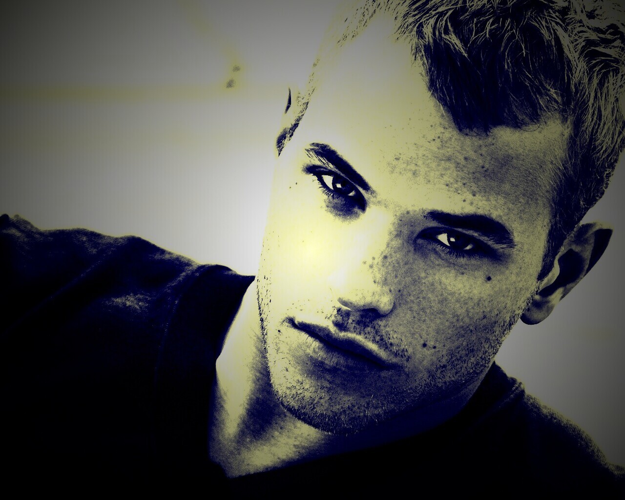 Келлан Латс обои