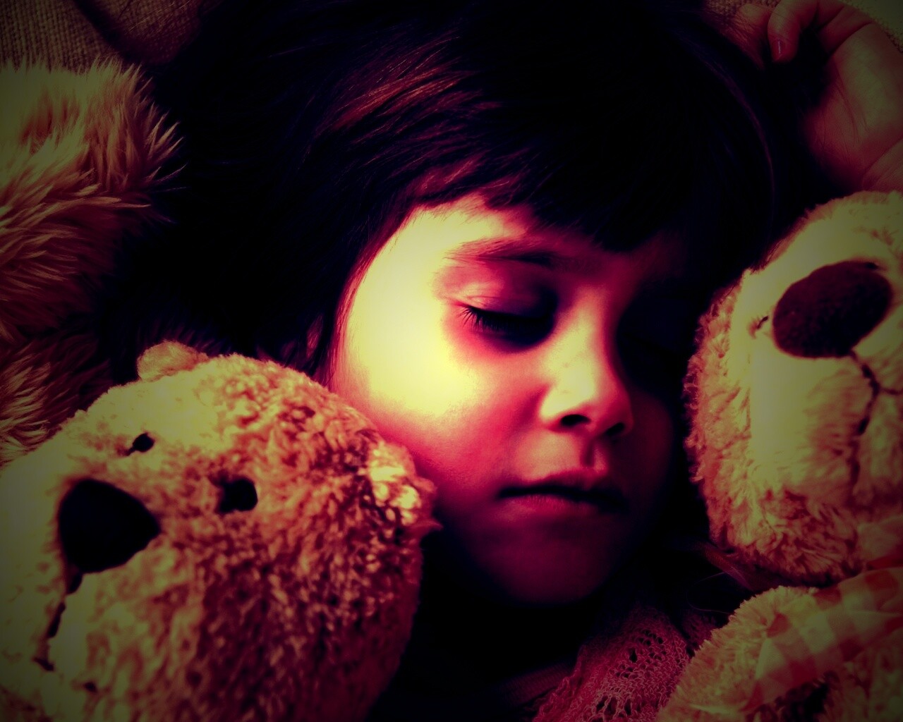 Девочка спит с мишками в обнимку обои