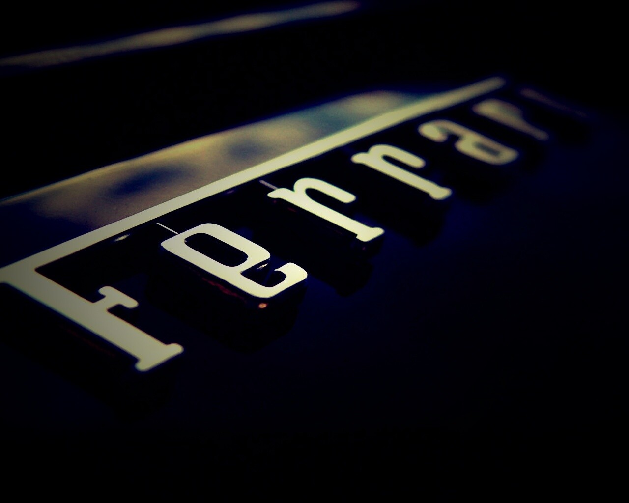 Хромированный логотип Ferrari обои