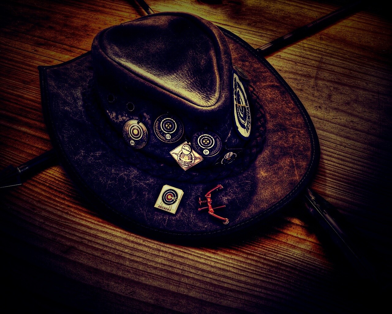 Шляпа и стрелы обои