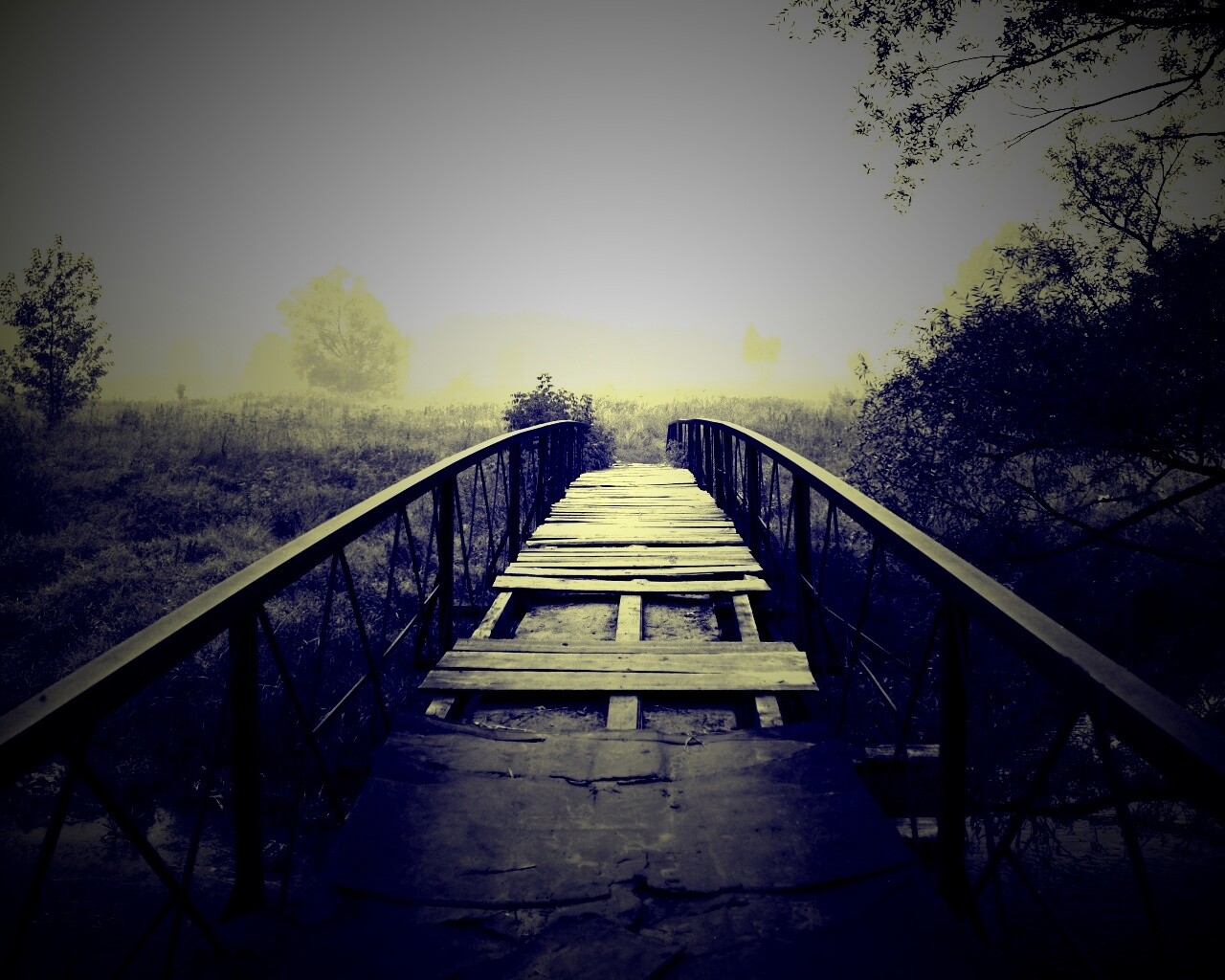 Старый мост на черно-белом фото обои