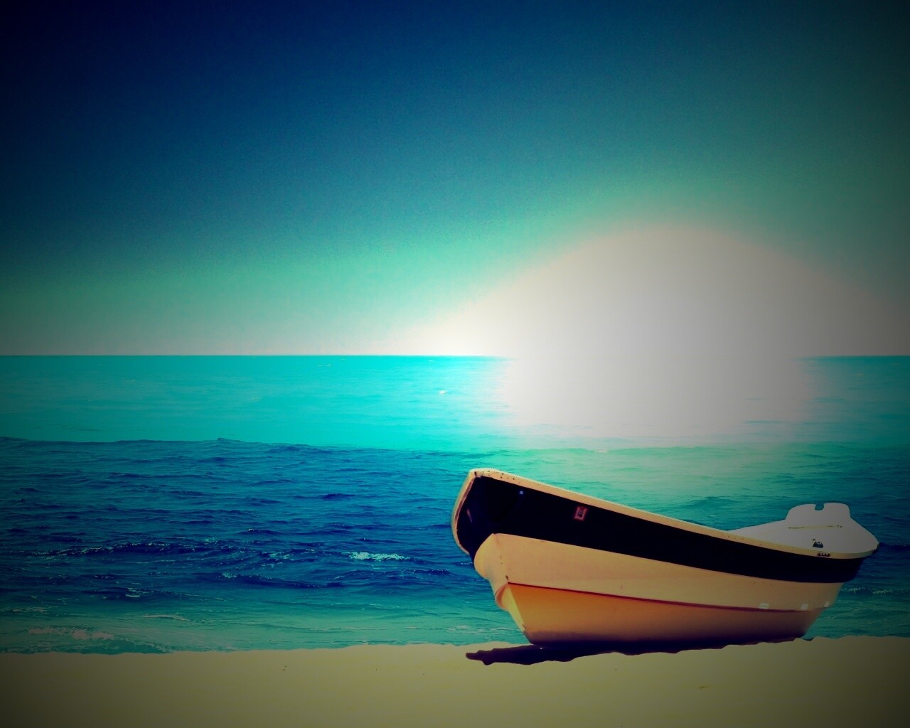 Лодка на пляже обои