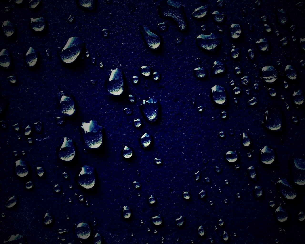 Капли воды на темной поверхности обои