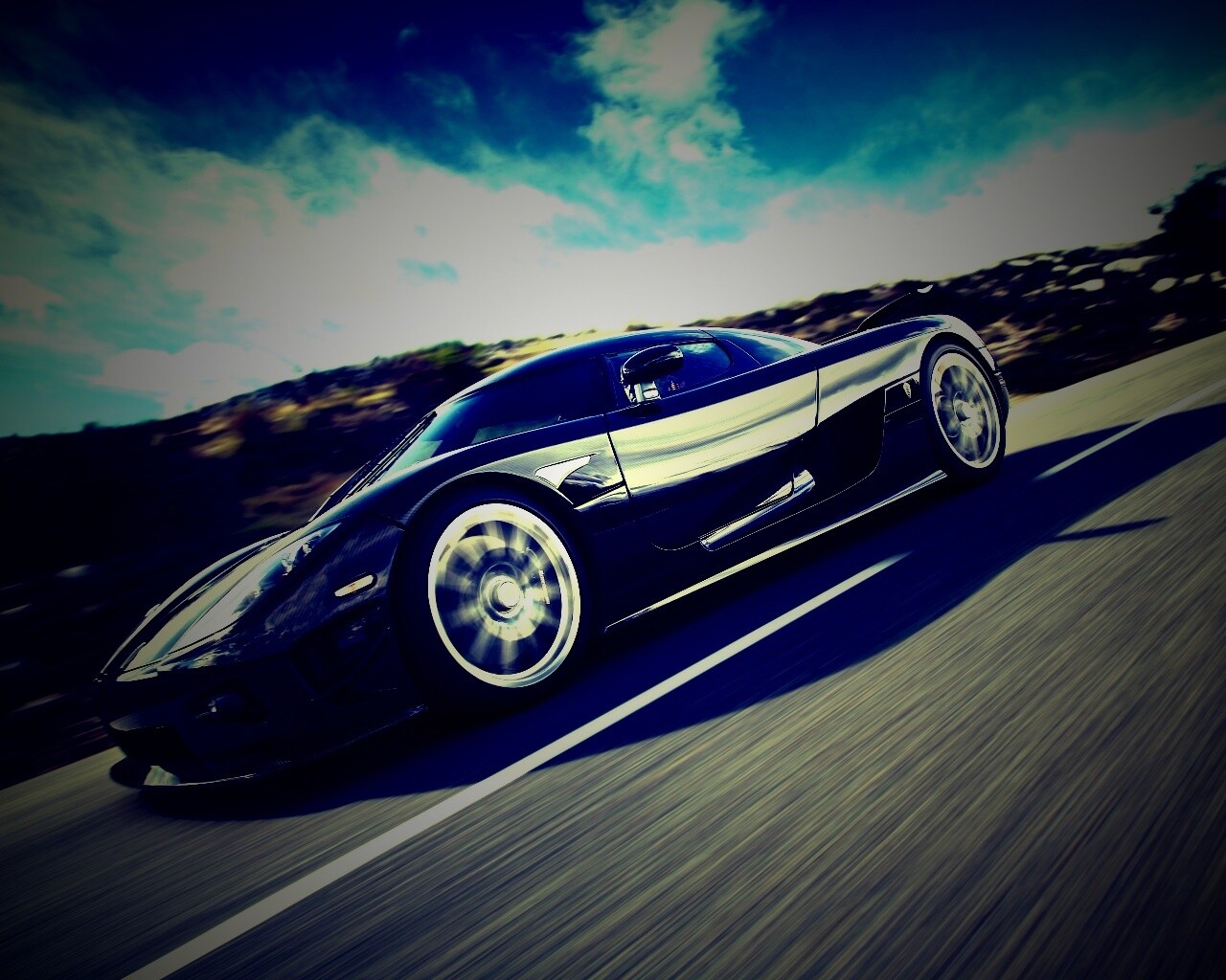 Автомобиль Koenigsegg мчится по трассе обои