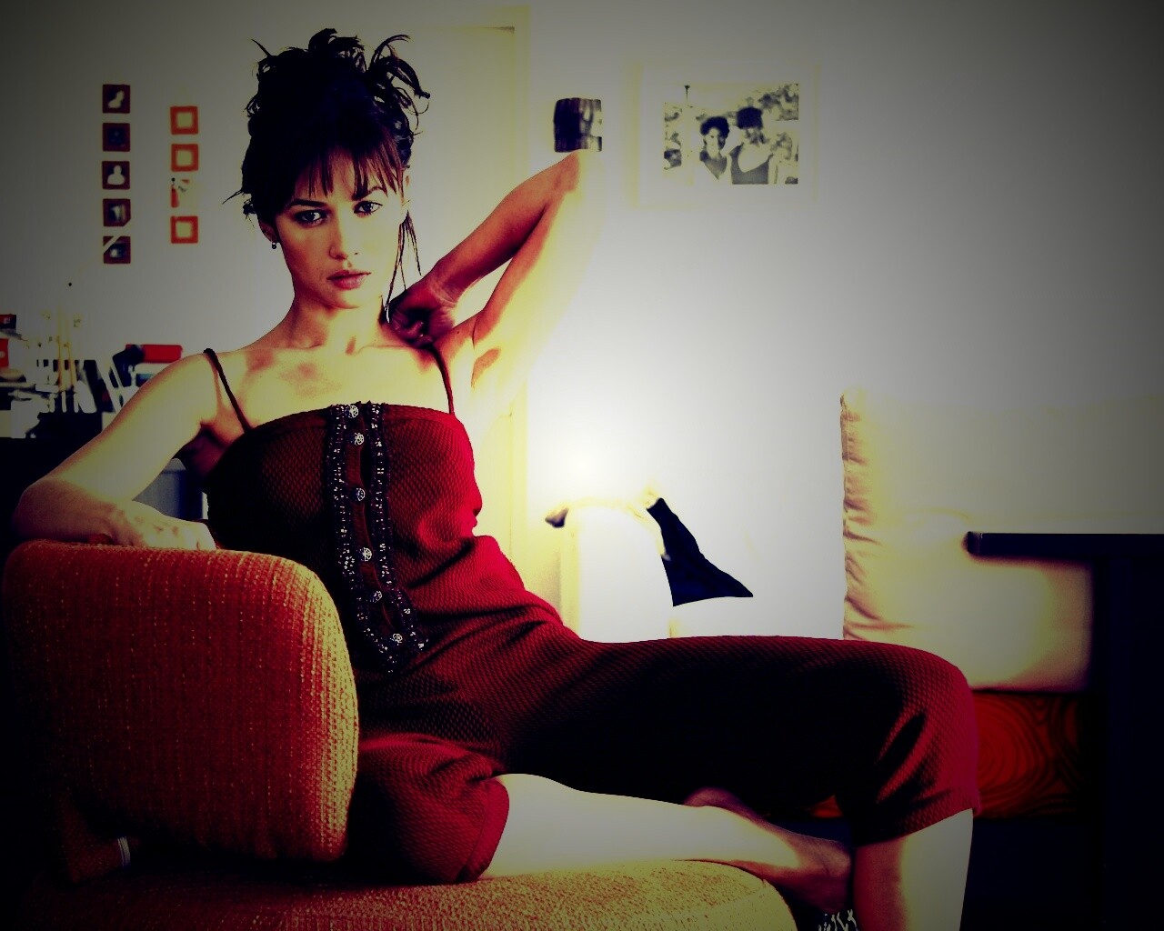 Ольга Куриленко на кресле обои
