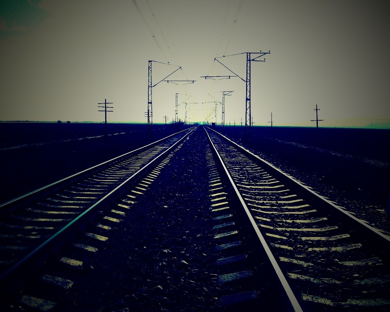 Железная дорога уходит вдаль обои